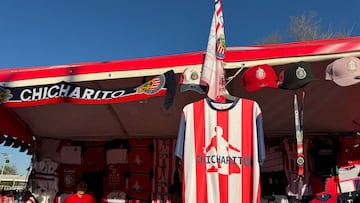 Afuera del Estadio Akron se ofrecen todo tipo de productos del Chicharito.