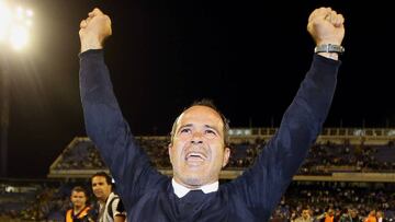 El t&eacute;cnico del C&aacute;diz, &Aacute;lvaro Cervera, celebra el ascenso del equipo gaditano a segunda divisi&oacute;n.