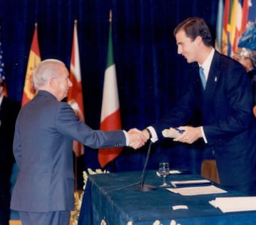 El primer espa?ol galardonado fue Juan Antonio Samaranch, quien ese momento ocupaba la presidencia del Comit¨¦ Ol¨ªmpico Internacional (tuvo ese cargo desde 1980 y 2001). En el momento del premio, el jurado valor¨® "una vida dedicada al fomento del deporte nacional e internacional".