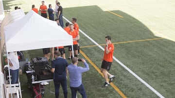 Operativo VAR. La carpa con los monitores donde los árbitros acuden a supervisar las imágenes.