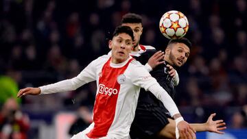 AMSTERDAM, NETHERLANDS - MARCH 15: (L-R) Noussair Mazraoui of Ajax, Goncalo Ramos of Benfica, Edson Alvarez of Ajax  during the UEFA Champions League  match between Ajax v Benfica at the Johan Cruijff Arena on March 15, 2022 in Amsterdam Netherlands (Photo by Soccrates/Getty Images)