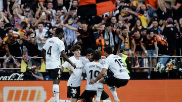 VALENCIA 21/05/2023.- Los jugadores del Valencia CF celebran la victoria de su equipo al término del partido correspondiente a la jornada 35 de LaLiga Santander que disputan Valencia CF y Real Madrid este domingo en Mestalla (Valencia). EFE/ Biel Alino
