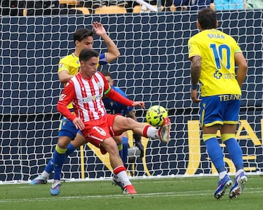 Un nuevo recital de un jugador superlativo. El centrocampista del Almería, máximo goleador de Segunda, lideró un día más a los suyos para llevarlos a la victoria, ante el Cádiz. Suma 13 goles en lo que va de curso.
