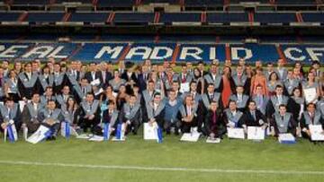<b>GRADUACIÓN DEL 2010. </b>Esta es la foto de familia que se hicieron orgullosos en el césped del Bernabéu los alumnos que se graduaron en el curso académico 2009-2010.