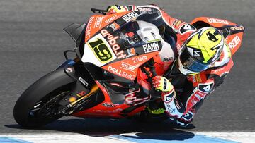 Álvaro Bautista en una de las curvas del circuito de Phillip Island