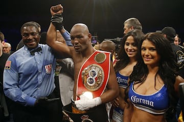 Bernard Hopkins limpió el peso medio desde abril de 1995 cuando noqueó (en su pleito de revancha) a Segundo Mercado. El estadounidense fue superando retos poco a poco. Quería ser el primer campeón que unificaba los cuatro cinturones del boxeo mundial (se empezó a considerar, de forma generalizada, a inicios del S.XXI, ya que la WBO (se creó en 1988) tuvo grandes campeones en la década de los 90). Para ello se cruzó con el otro gran nombre de la división, Óscar de la Hoya. El ‘Golden Boy’ venía sumando títulos en divisiones y el choque fue muy esperado. Con una mano abajo, letal, Hopkins logró hacer historia el 18 de abril de 2004.