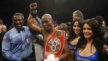 Bernard Hopkins limpió el peso medio desde abril de 1995 cuando noqueó (en su pleito de revancha) a Segundo Mercado. El estadounidense fue superando retos poco a poco. Quería ser el primer campeón que unificaba los cuatro cinturones del boxeo mundial (se empezó a considerar, de forma generalizada, a inicios del S.XXI, ya que la WBO (se creó en 1988) tuvo grandes campeones en la década de los 90). Para ello se cruzó con el otro gran nombre de la división, Óscar de la Hoya. El ‘Golden Boy’ venía sumando títulos en divisiones y el choque fue muy esperado. Con una mano abajo, letal, Hopkins logró hacer historia el 18 de abril de 2004. 