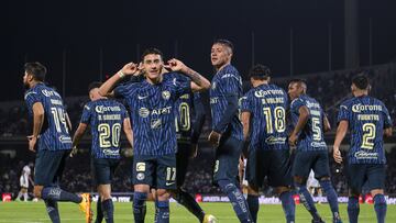 Jugadores del América festejan un gol en contra de los Pumas.