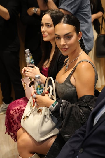 Georgina Rodríguez, junto a su hermana Ivana, acompaña a Cristiano Ronaldo en la presentación de URSU, un agua alcalina mineral natural y antioxidante, a 7 de junio de 2023, en Madrid (España)
FUTBOLISTA;FÚTBOL;GENTE
Europa Press Reportajes
07/06/2023