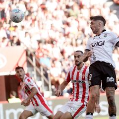 Tres errores defensivos acaban con la racha de Garitano en El Molinón