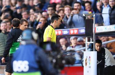 El VAR entra por primera vez en un Cl¨¢sico: penalti a Su¨¢rez