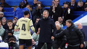 Araújo y Flick, cuando el central fue expulsado en Stamford Bridge.