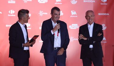 Javier Guillén, director de La Vuelta, con  los presentadores Paolo Mei y Carlos Andrés.