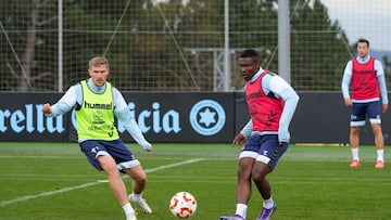 Joseph Aidoo golpea el balón ante Carl Starfelt en un entrenamiento del Celta.