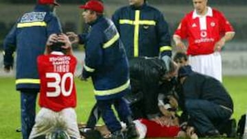 Tiago, de espaldas, se lamenta mientras Fehér es atendido tras desmayarse.