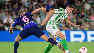 Altmira y Koke disputan un balón durante el Betis-Atlético.
