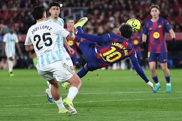 Magnífico el centro de Dani Olmo con la picadita, conectando con la volea en el aire del remate acrobático de Lamine Yamal, superando la estirada de Aarón Escandell. 