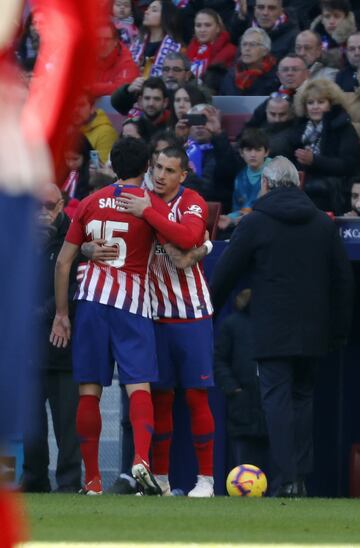 Savic se marchó lesionado tras una carrera con el jugador del Levante a los ocho minutos del comienzo del encuentro. Giménez le sustituyó.

