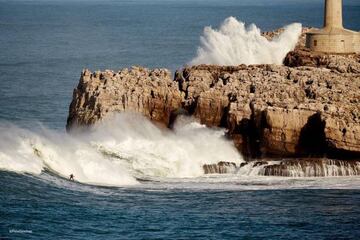 Aunque se considera más 'piloto' que surfista, Pana también coge auténticas bombas, como esta en la Isla de Mouro (Cantabria).