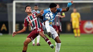 Fluminense's midfielder Alexsander (L) and Sporting Cristal's midfielder Jesus Castillo vie for the ball during the Copa Libertadores group stage first leg football match between Sporting Cristal and Fluminense, at the National stadium in Lima, on April 5, 2023. (Photo by ERNESTO BENAVIDES / AFP)