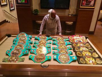 Mayweather ha sido campeón del mundo en cinco categorías distintas: superpluma, ligero, superligero, welter y superwelter. Está invicto. 