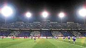 <B>UN ESTADIO POLÉMICO.</B> Montjuïc vuelve a estar en el ojo del huracán. El españolismo cuenta ya los días que faltan para irse a Cornellà.