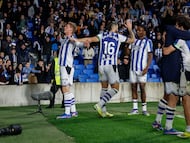 SAN SEBASTIÁN, 07/02/2026.- El delantero de la Real Sociedad Orri Óskarsson (i) celebra junto a sus compañeros tras marcar el tercer gol, durante el partido de LaLiga que Real Sociedad y Elche CF han disputado este sábado en el estadio de Anoeta, en San Sebastián. EFE/Javier Etxezarreta