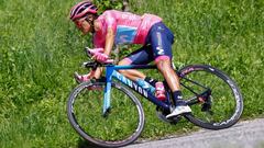 Richard Carapaz compite durante el Giro de Italia.