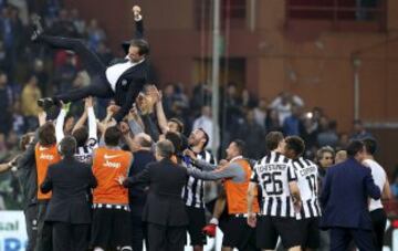 La Juve celebra su 'Scudetto'. Manteo a Allegri.