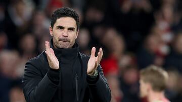 Mikel Arteta, entrenador del Arsenal, aplaude tras un partido.