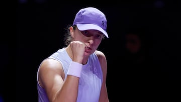 Tennis - WTA Finals - Riyadh - King Saud University Indoor Arena, Riyadh, Saudi Arabia - November 1, 2025 Poland's Iga Swiatek celebrates after winning her round of 32 match against Madison Keys of the U.S. REUTERS/Stephanie Lecocq
