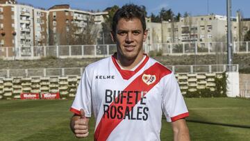 Elustondo posó con la camiseta del Rayo Vallecano.