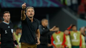 El seleccionador de España Luis Enrique reacciona hoy, en un partido de los octavos de final del Mundial de Fútbol Qatar 2022 entre Marruecos y España en el estadio Ciudad de la Educación en Rayán (Catar).