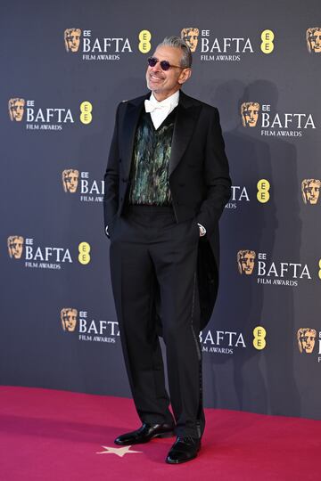 Jeff Goldblum posa en la alfombra roja de los premios BAFTA 2025 celebrados en el Royal Festival Hall del Southbank Centre de Londres.