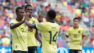 AMDEP2191. SANTIAGO DEL ESTERO (ARGENTINA), 26/05/2023.- Alan Minda (i) de Ecuador celebra su gol hoy, en un partido del grupo B de la Copa Mundial de Fútbol sub-20 entre Ecuador y Fiyi en el estadio Único de Ciudades en Santiago del Estero (Argentina). EFE/ Juan Ignacio Roncoroni
