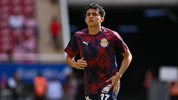 Richard Ledezma hace el calentamiento con Chivas.