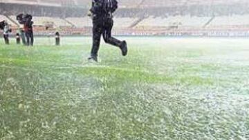 <b>ESPECTACULAR. </b>El estadio Ramón Sánchez Pizjuán sufrió los efectos de la mayor tromba de agua y granizos caída en Sevilla desde hace muchos años.