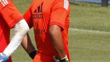 Adán le pidió al club no viajar para poder resolver su futuro