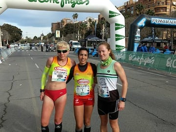 Fátima Ayachi, en el centro junto a Noelia Juan y Yoana García.