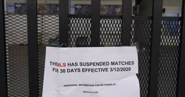 Un cartel anuncia la suspensión de los partidos de la MLS por culpa del coronavirus.