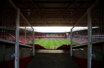 Es el estadio de fútbol más antiguo de Inglaterra y del mundo. Está situado en la localidad inglesa de Sheffield. Fue inaugurado el 30 de abril de 1855 (165 años de antigüedad). En sus comienzos el recinto era de propiedad privada. En la actualidad pertenece al Sheffield United F.C.