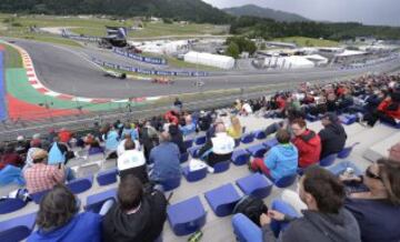 Vista general de varios espectadores asistiendo a los entrenamientos libres para el Gran Premio de Austria de Fórmula Uno en el circuito de Red Bull Ring 