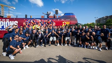 Laporta junto a la plantilla del primer equipo antes de empezar la rúa