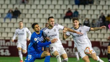 Los jugadores de Albacete y Racing de Ferrol disputan un bal&oacute;n.