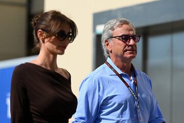 El piloto espa?ol Carlos Sainz paseando por el paddock de Yas Marina.