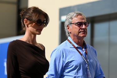 El piloto español Carlos Sainz paseando por el paddock de Yas Marina.