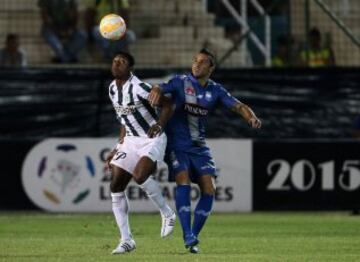 QUI04. MANTA (ECUADOR), 07/05/2015.- Emanuel Herrera (i) del Emelec de Ecuador disputa el balón con Óscar Murillo (i) del Atlético Nacional de Colombia hoy, jueves 7 de mayo de 2015, durante un partido por la Copa Libertadores en el estadio Jocay en Manta (Ecuador). EFE/José Jácome