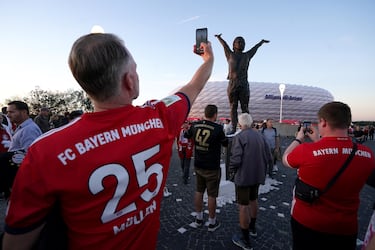 Aficionados del Bayern fotografían la estatua de la leyenda de su equipo, máximo goleador del club bávaro. La estatua fue inaugurada en 2023 en los aledaños del Allianz Arena, estadio del FC Bayern de Múnich.