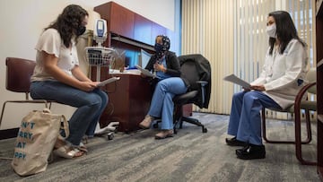 Una voluntaria es entrevistada antes de participar en los ensayos de la vacuna Moderna mRNA-1273 Coronavirus Efficacy en la lucha contra el coronavirus.