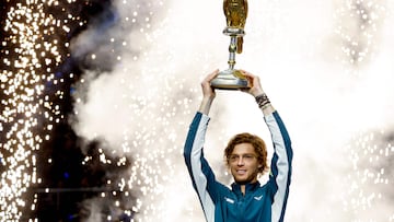 Andrey Rublev, con el trofeo.